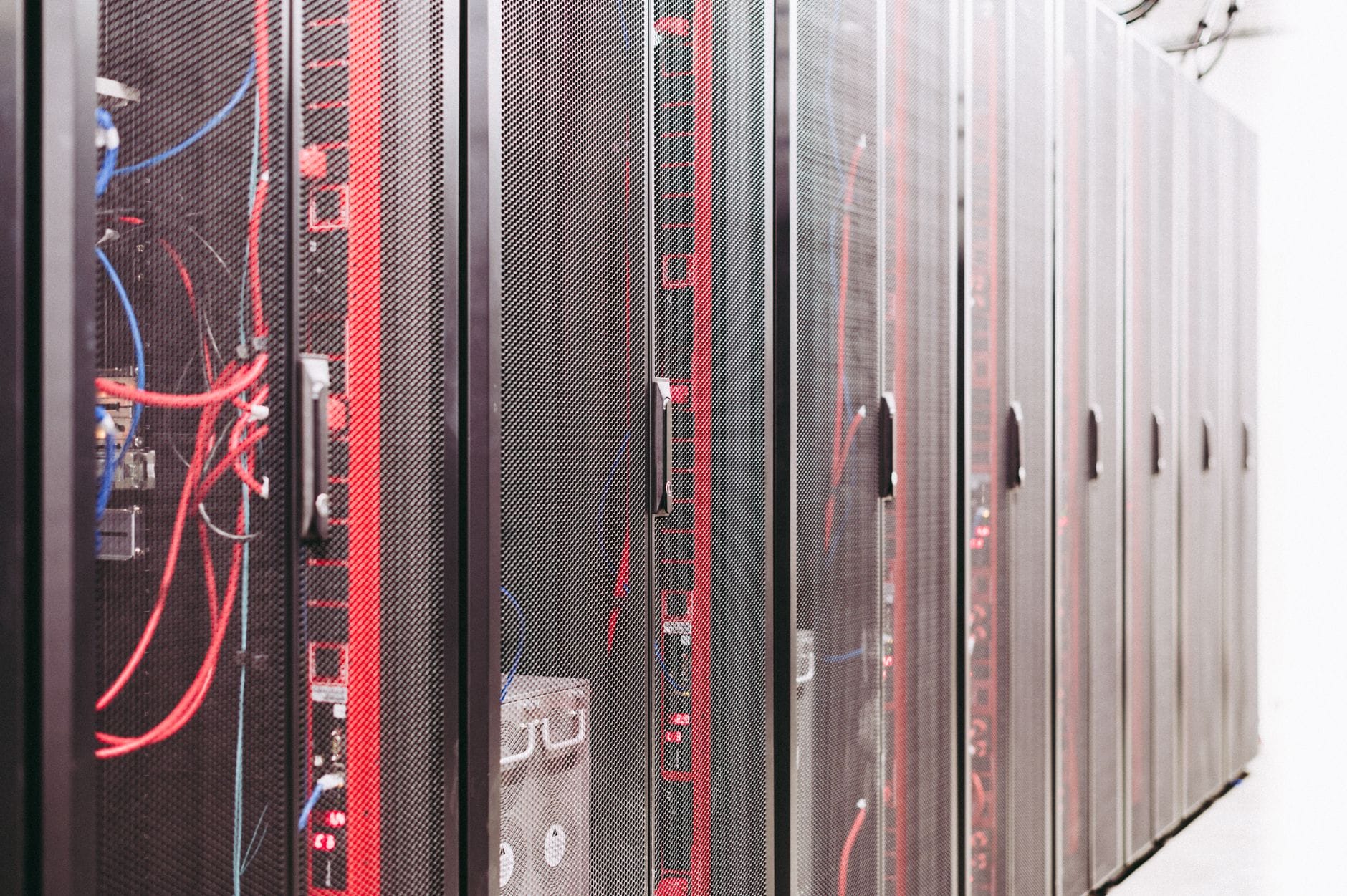 Serwer w data center z podłączonymi kablami zarządzający dostępem do danych
