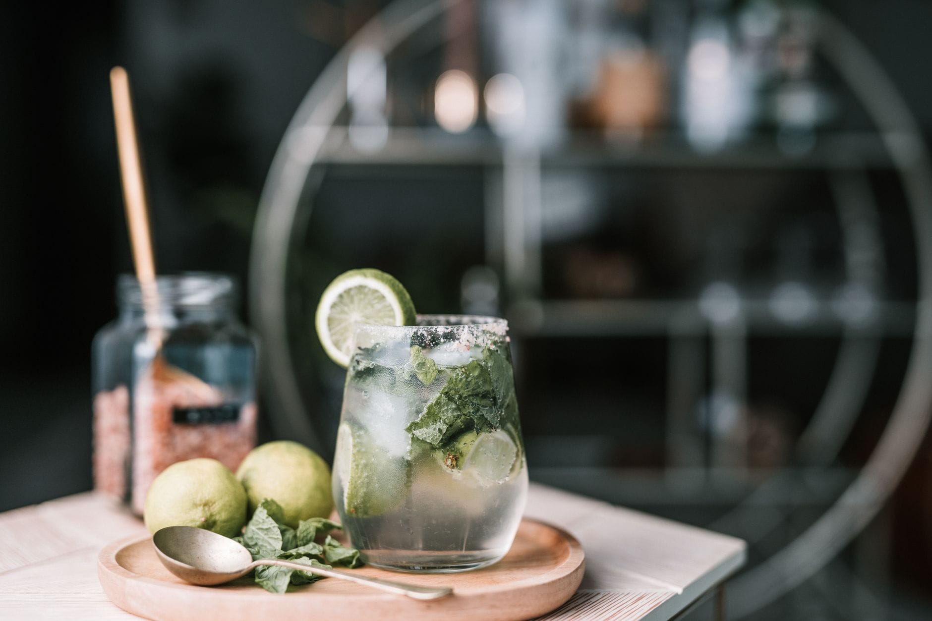 Stylizowany mojito z limonką i świeżą miętą w szklance