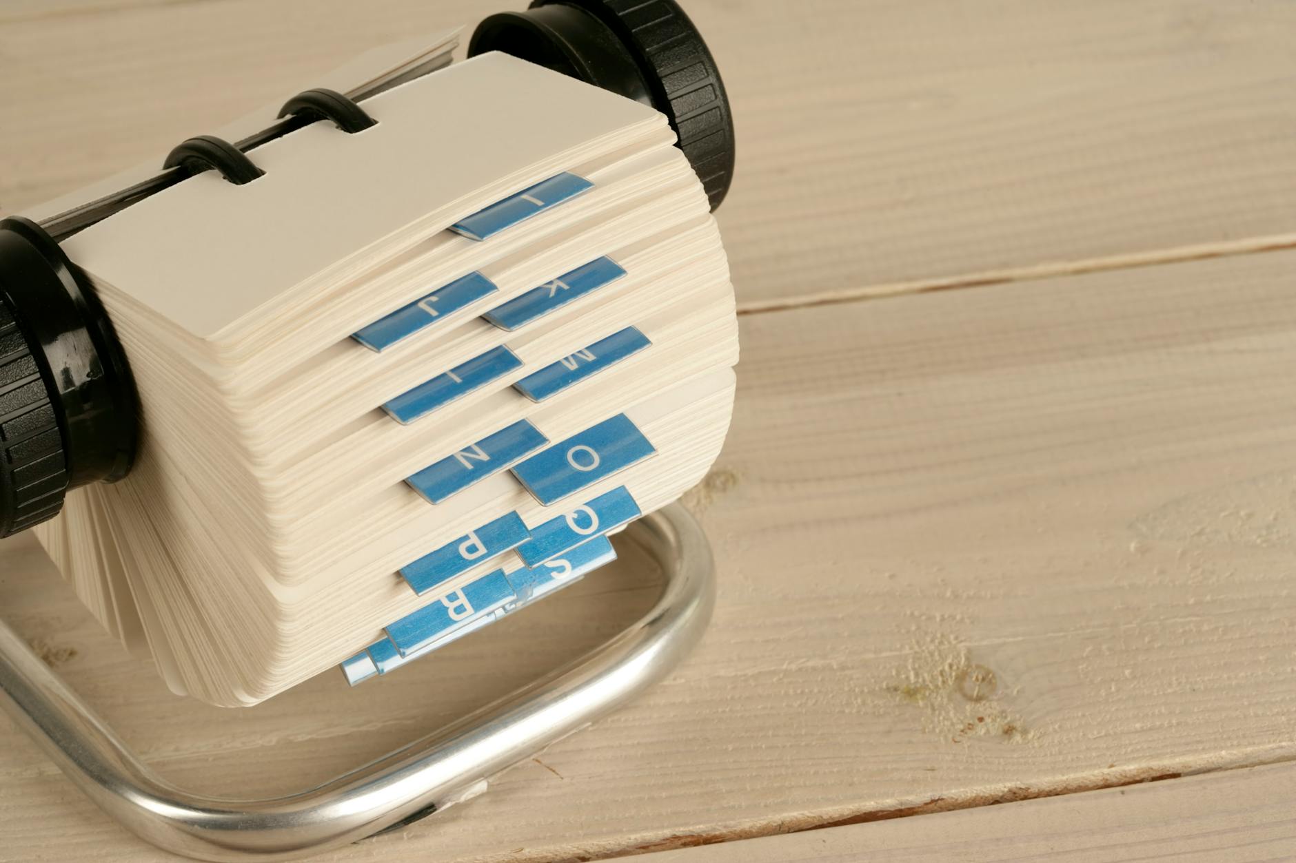 Tradycyjny wizytownik Rolodex z kartami alfabetycznymi na biurku