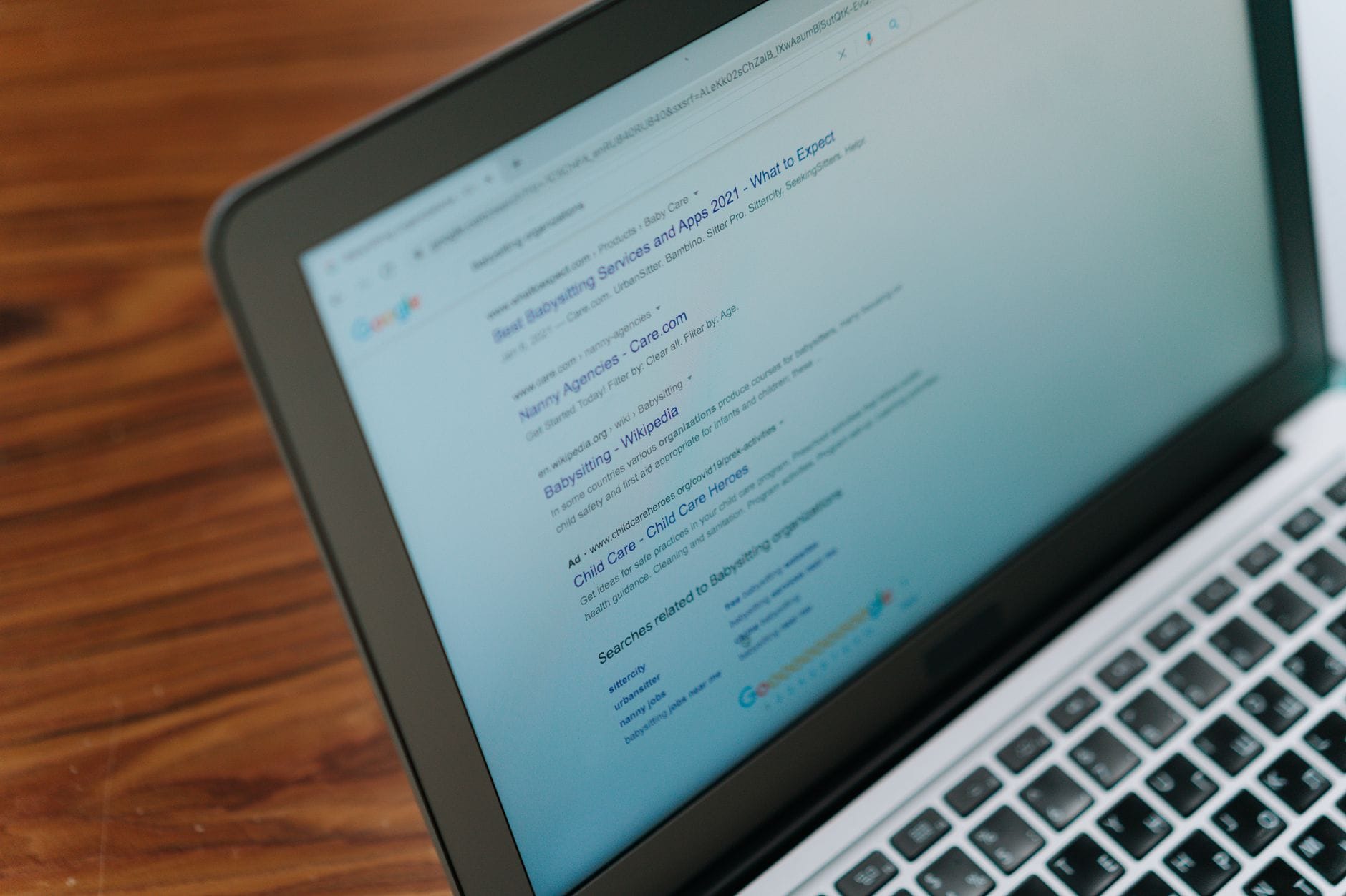 Zbliżenie laptopa z otwartą stroną wyszukiwarki internetowej