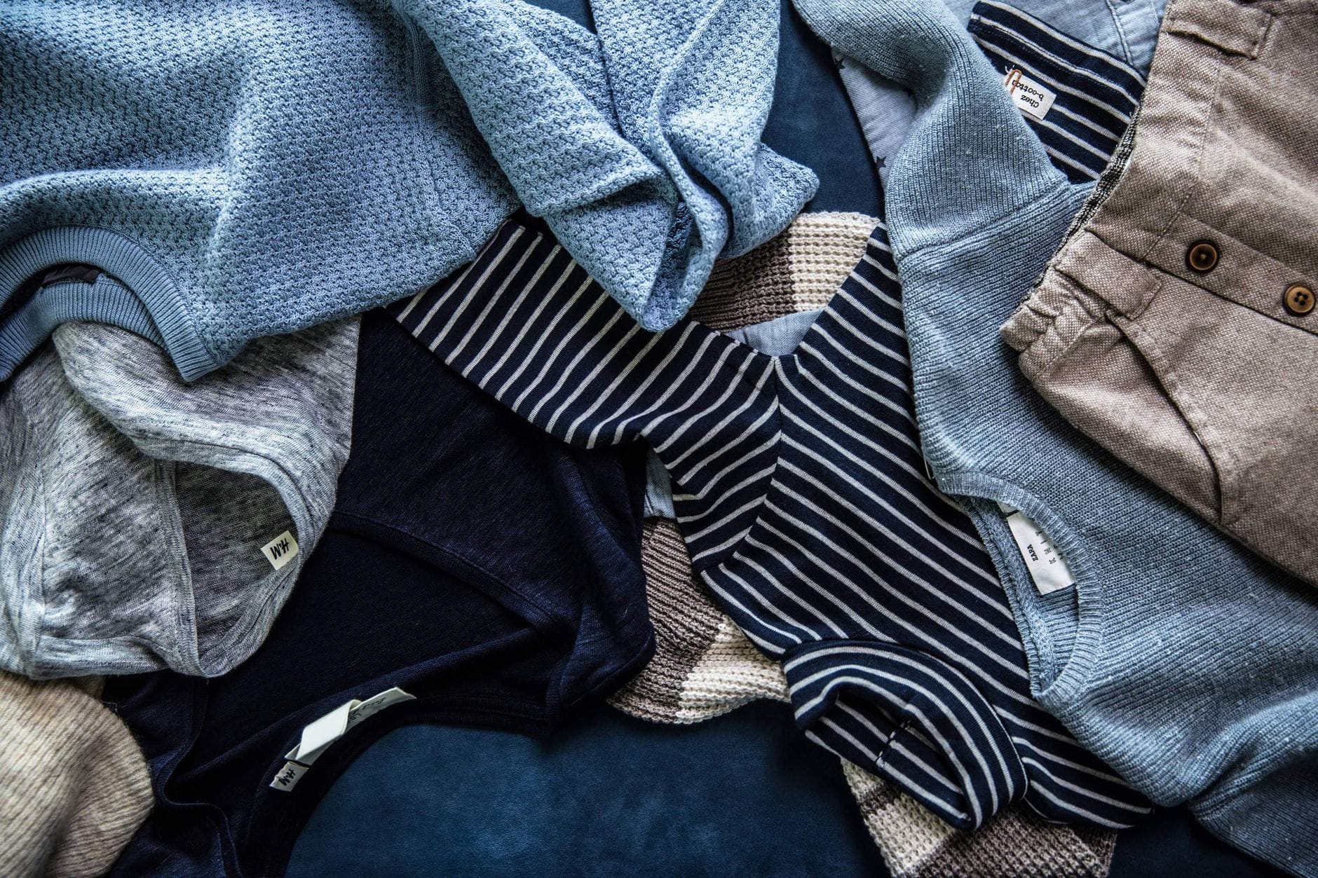 Jak skompletować funkcjonalną i stylową garderobę kapsułową dla dziecka na cały rok Niebieskie dziecięce ubrania casual jako baza garderoby kapsułowej