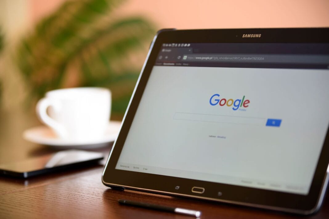 Tablet Samsung z otwartą stroną Google na biurku