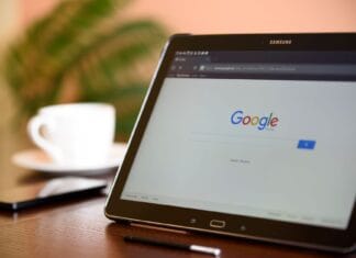 Tablet Samsung z otwartą stroną Google na biurku