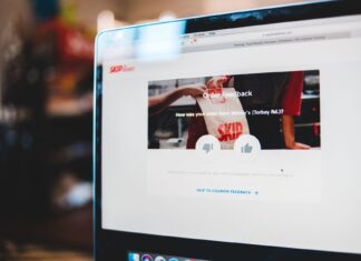 Jak zbierać prywatny feedback od niezadowolonych osób, zanim wystawią 1 gwiazdkę w sieci? Ekran komputera z formularzem opinii o zakupach online